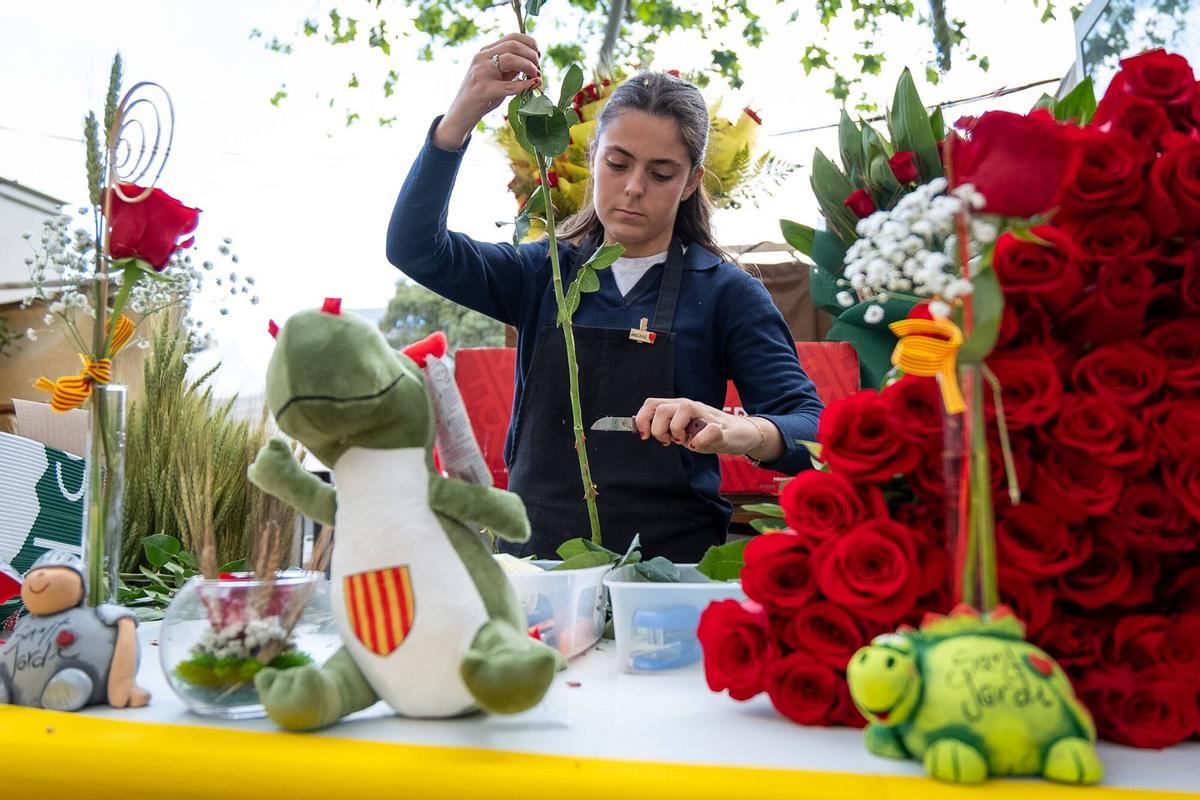 Los floristas de la Rambla de Barcelona viven su primer Sant Jordi en plaza Catalunya.