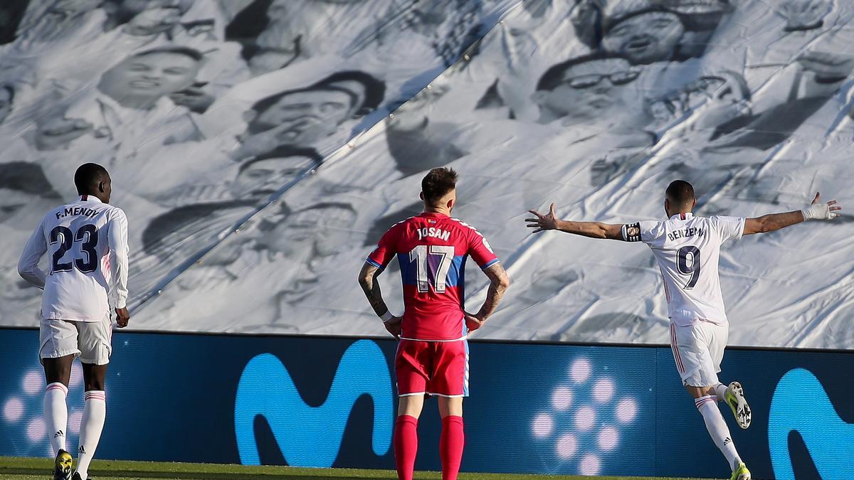 Karim Benzema celebra un gol ante las gradas vacías de Valdebebas