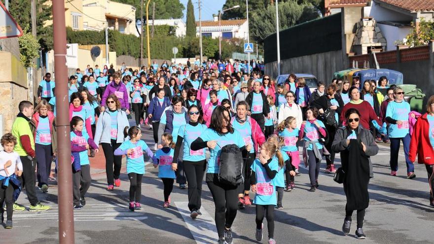 La solidària Cursa de la Dona de l&#039;Escala va en camí de les 850 participants