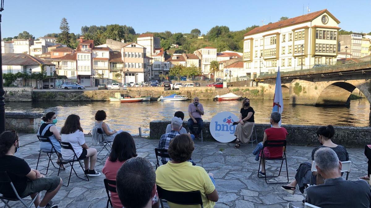 Néstor Rego y Amelia Sánchez, ayer, en su encuentro con militantes y simpatizantes en Betanzos