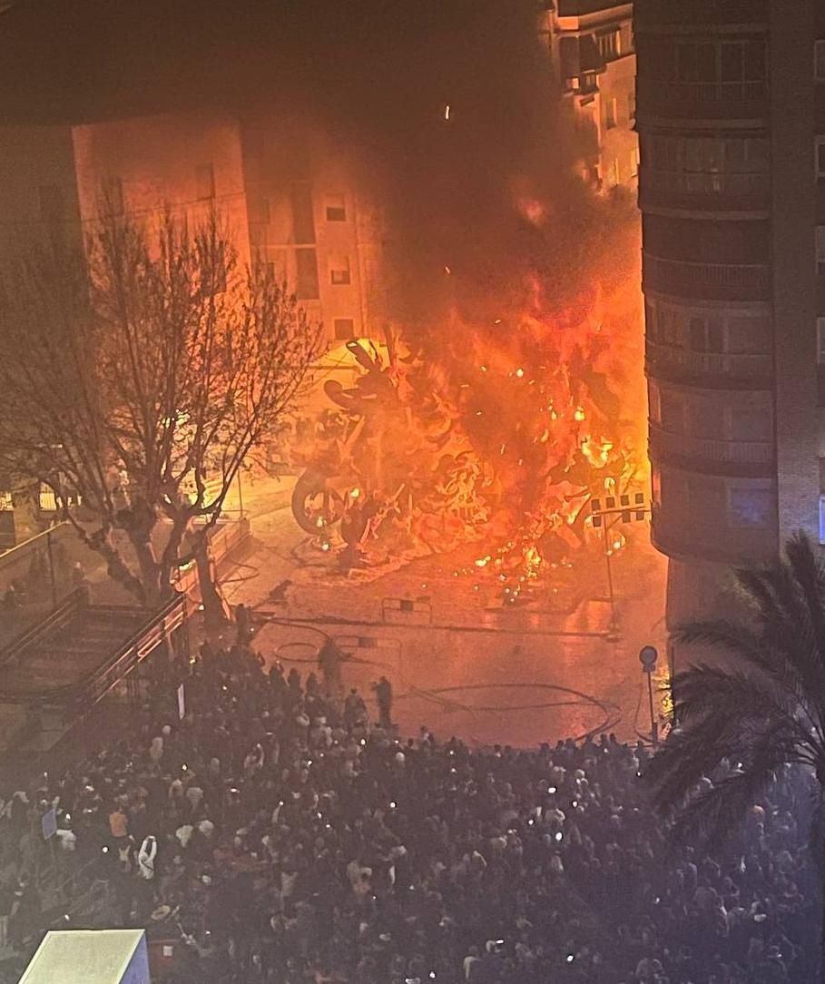 Una imagen de la "cremà" de la falla del Mercat de Alzira, primer premio de Especial.