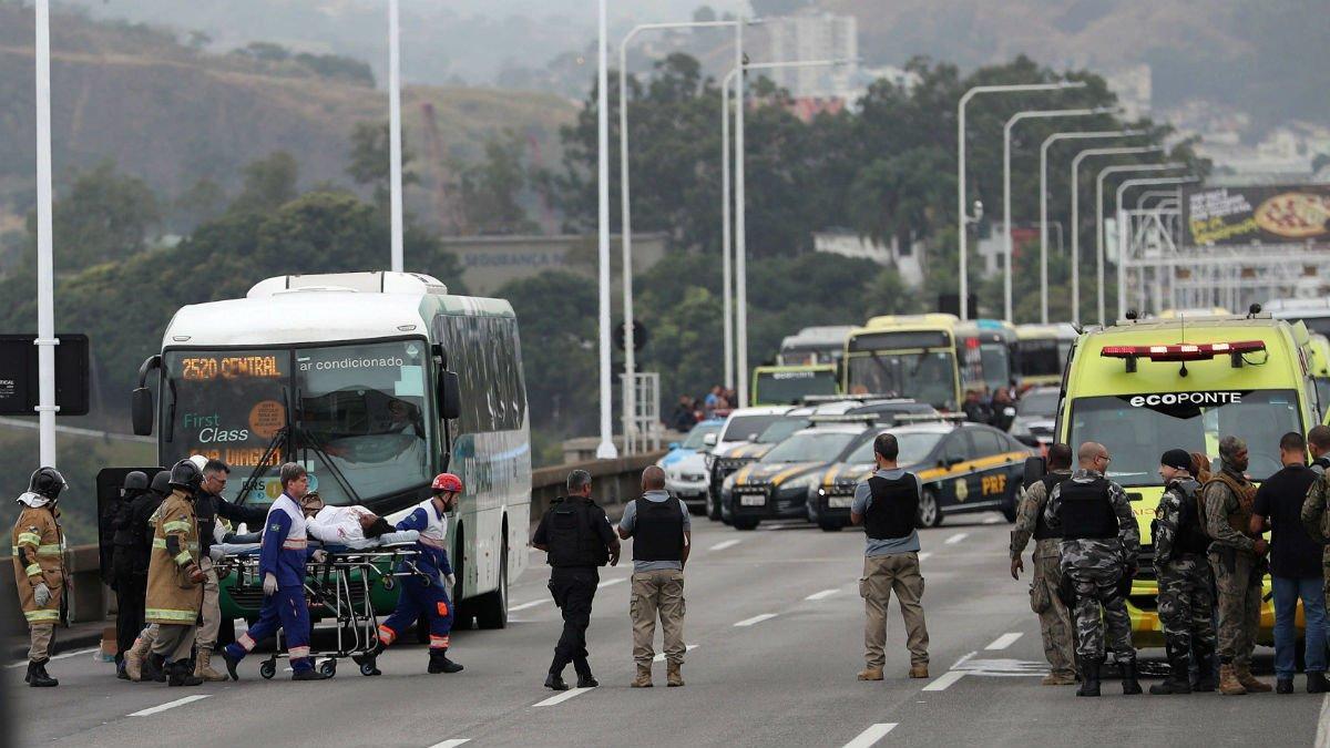 Una rehén es atendida por personal sanitario tras ser liberada por el secuestrador que la retenía en un autobús en el puente Rio-Niterói.