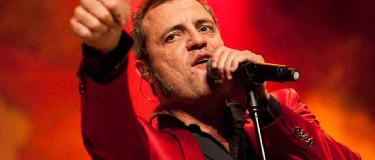 Carlos Tarque, en un concierto de &quot;M-Clan&quot; en Gijón.