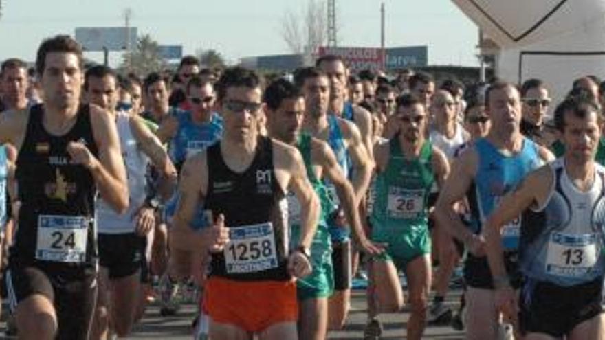 Los atletas participantes en La San Valentín inician la prueba llenos de energía.