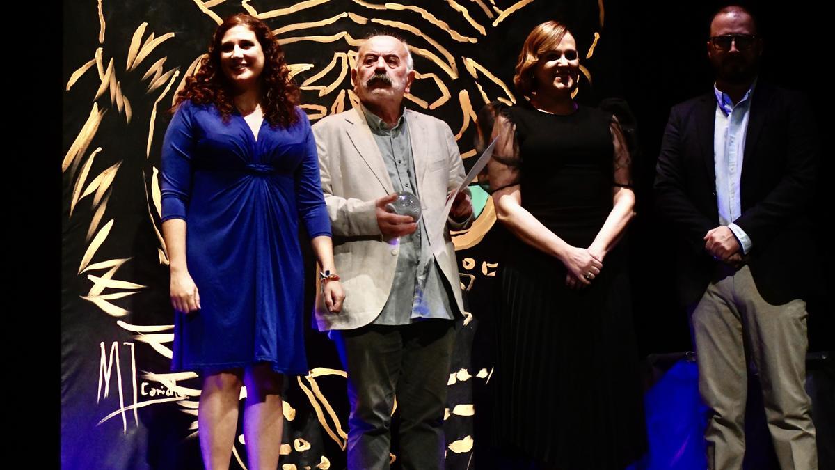 Ángel Montiel recoge su premio