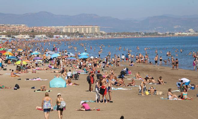 El buen tiempo llena la playa de la Malvarrosa en València