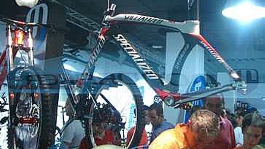 El ex ciclista Juan José Simón inaugura una tienda de bicicletas