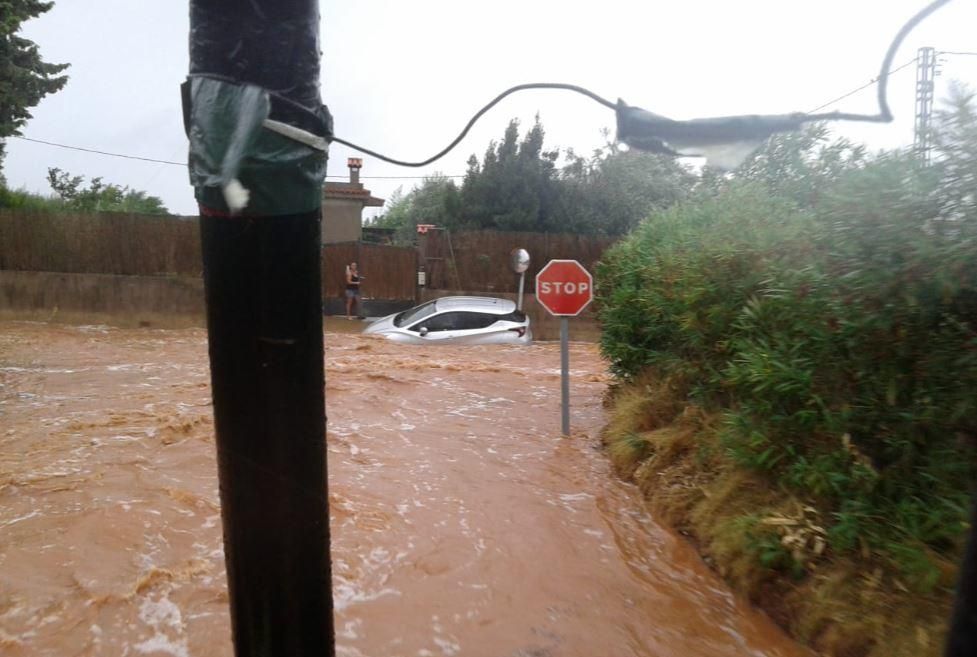 La tormenta entre Peñíscola y Benicarló atrapa 6 vehículos y daña una playa