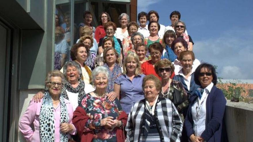 Varias de las autoras del libro, en el centro social de La Fresneda.