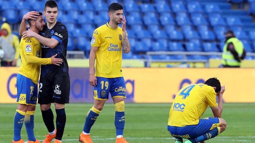 Varios jugadores de Las Palmas, desolados por el descenso.