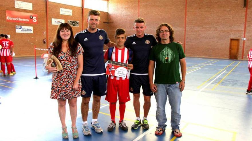 Lucas Menéndez, con sus padres y los entrenadores Michael Havelock y Alan Young.