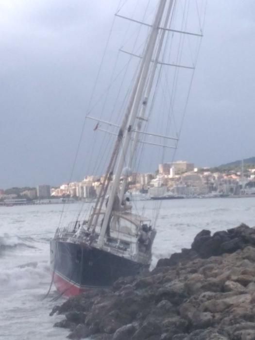 Un velero a la deriva embarranca en Palma