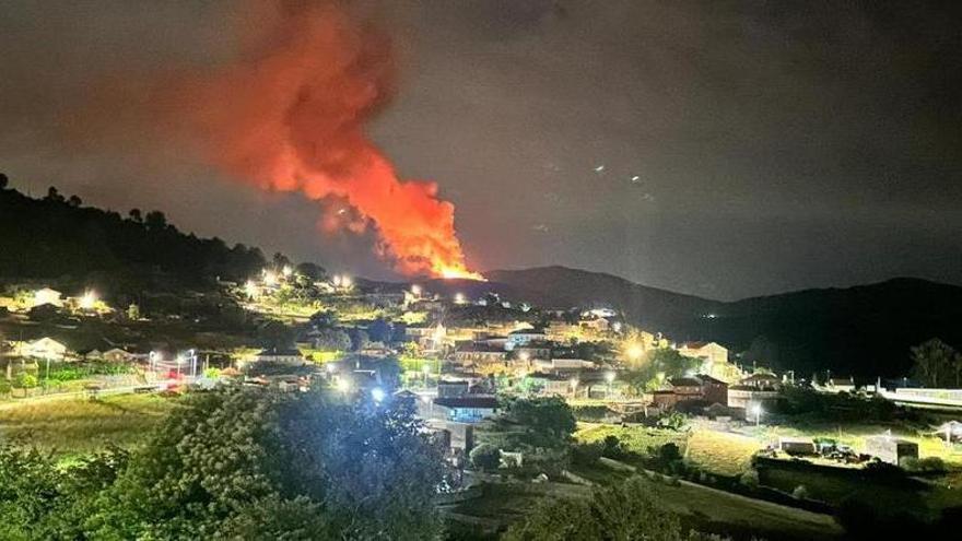 Un incendio calcina casi seis hectáreas de arbolado en Campo Lameiro