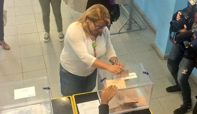 Meri Pita, cabeza de lista de Unidos Podemos al Congreso por la provincia de Las Palmas, depositó hoy su voto.