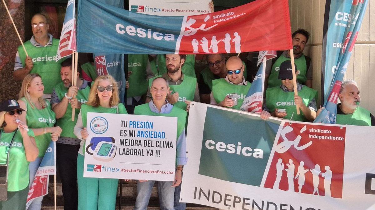 Concentración de delegados sindicales ante la sede de Unicaja, ayer.