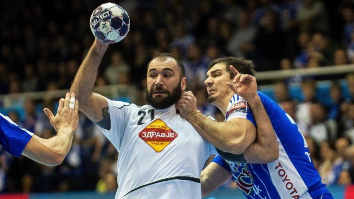 Joan Cañellas trata de superar a Denis Buntic, del Pick Szeged