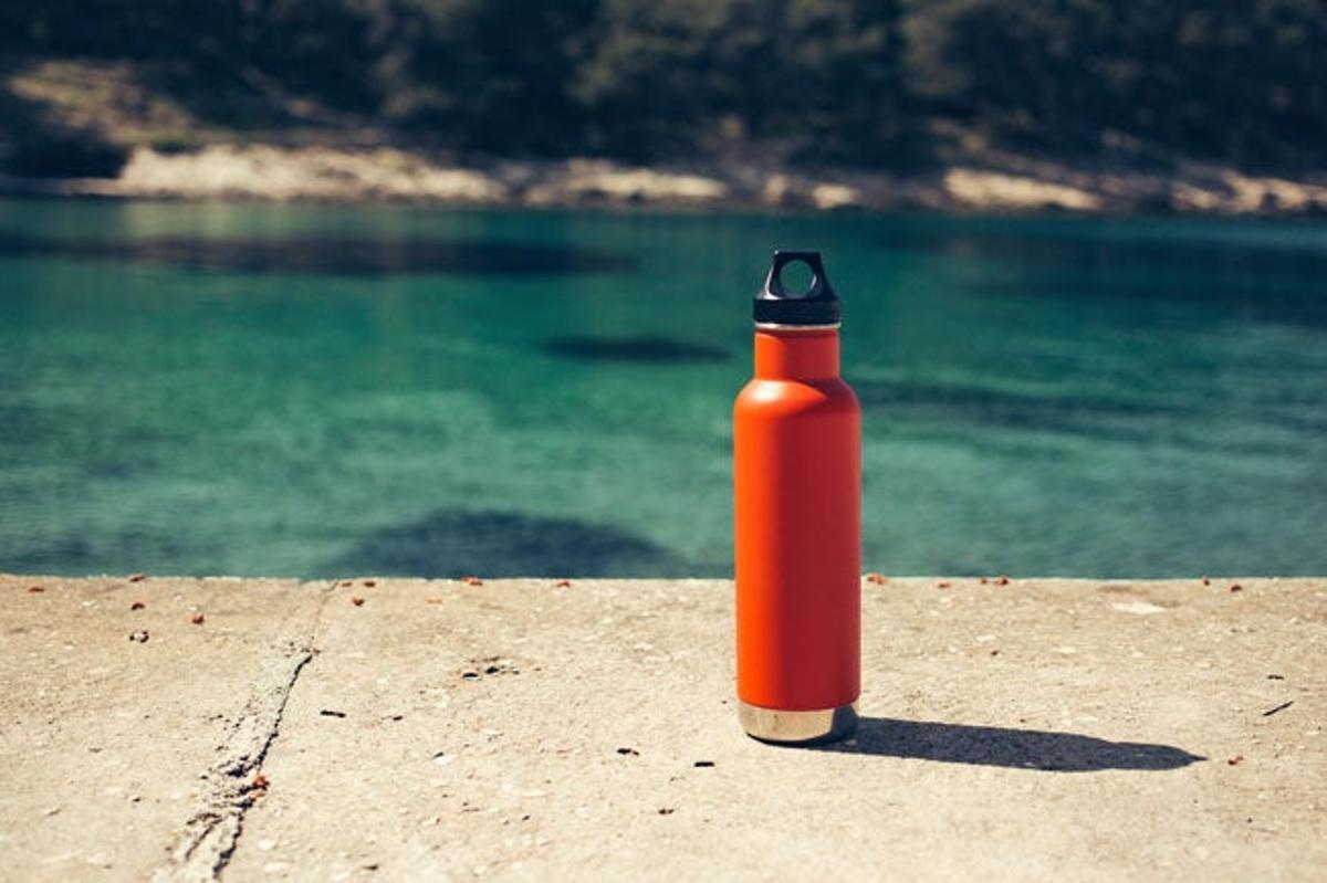 La botella de acero es indispensable para un viaje más sostenible.¿Sabes cuántas botellitas de plástico "le ahorrarás" al planeta?