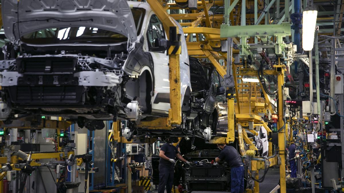 Trabajos en la planta de Ford Almussafes este verano.