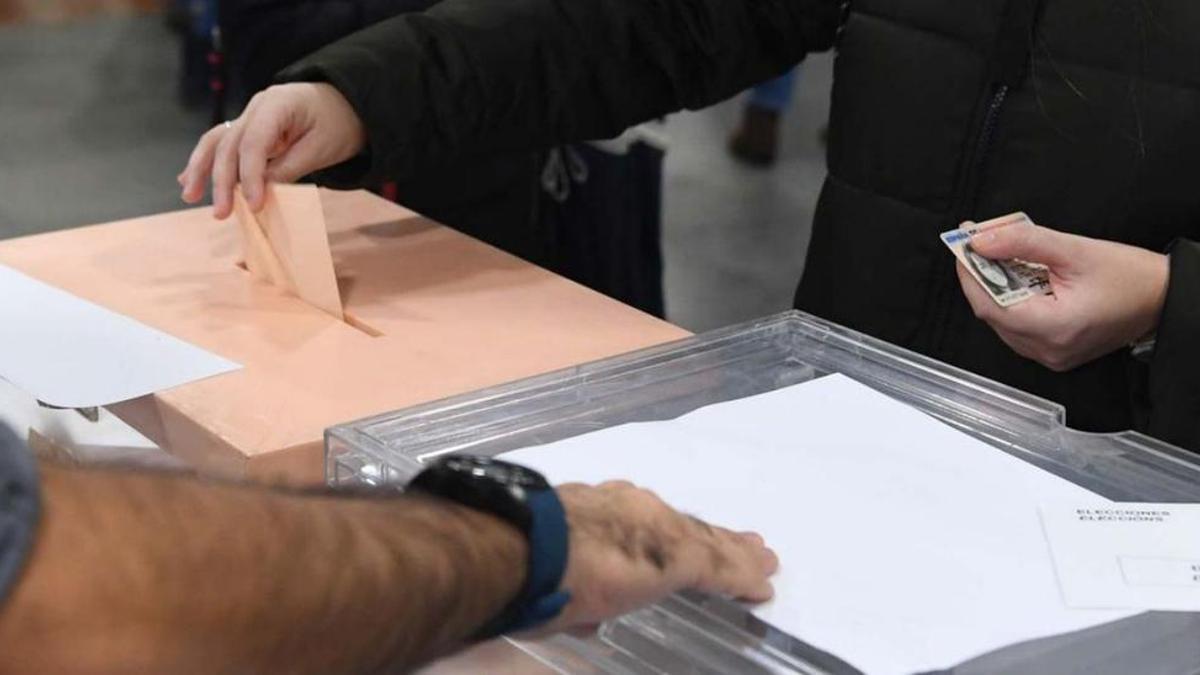 Una mujer vota en un colegio electoral de A Coruña.