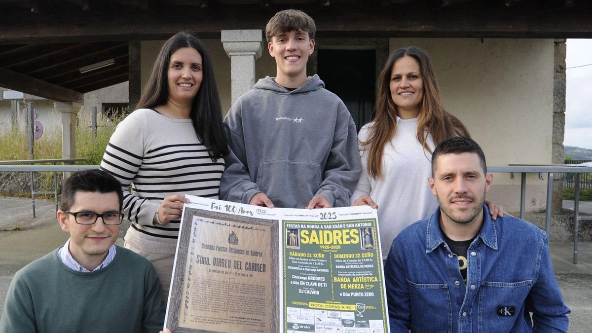 A comisión de festas 
mostra o cartel especial 
feito polo centenario. 
|  Bernabé/Javier Lalín