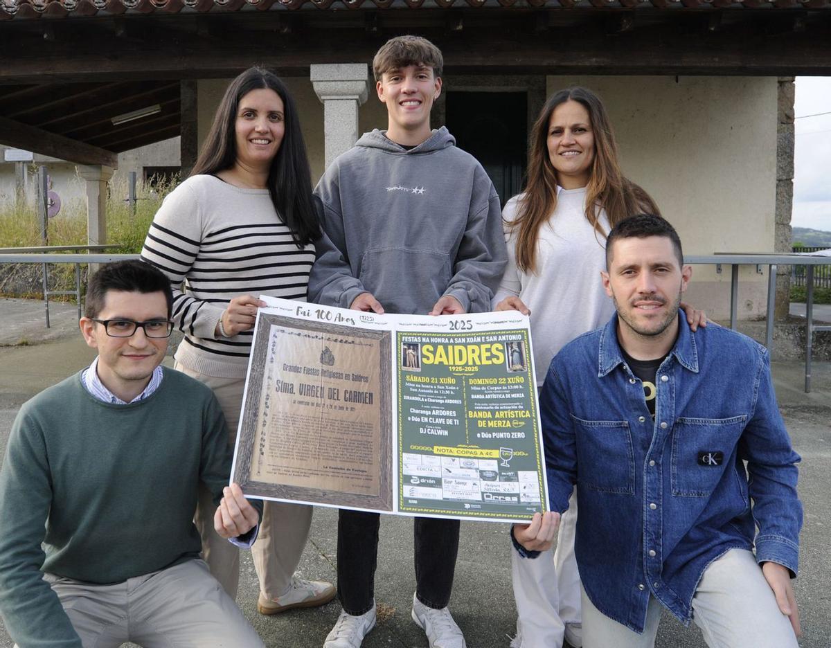 A comisión de festas
mostra o cartel especial
feito polo centenario.
| Bernabé/Javier Lalín