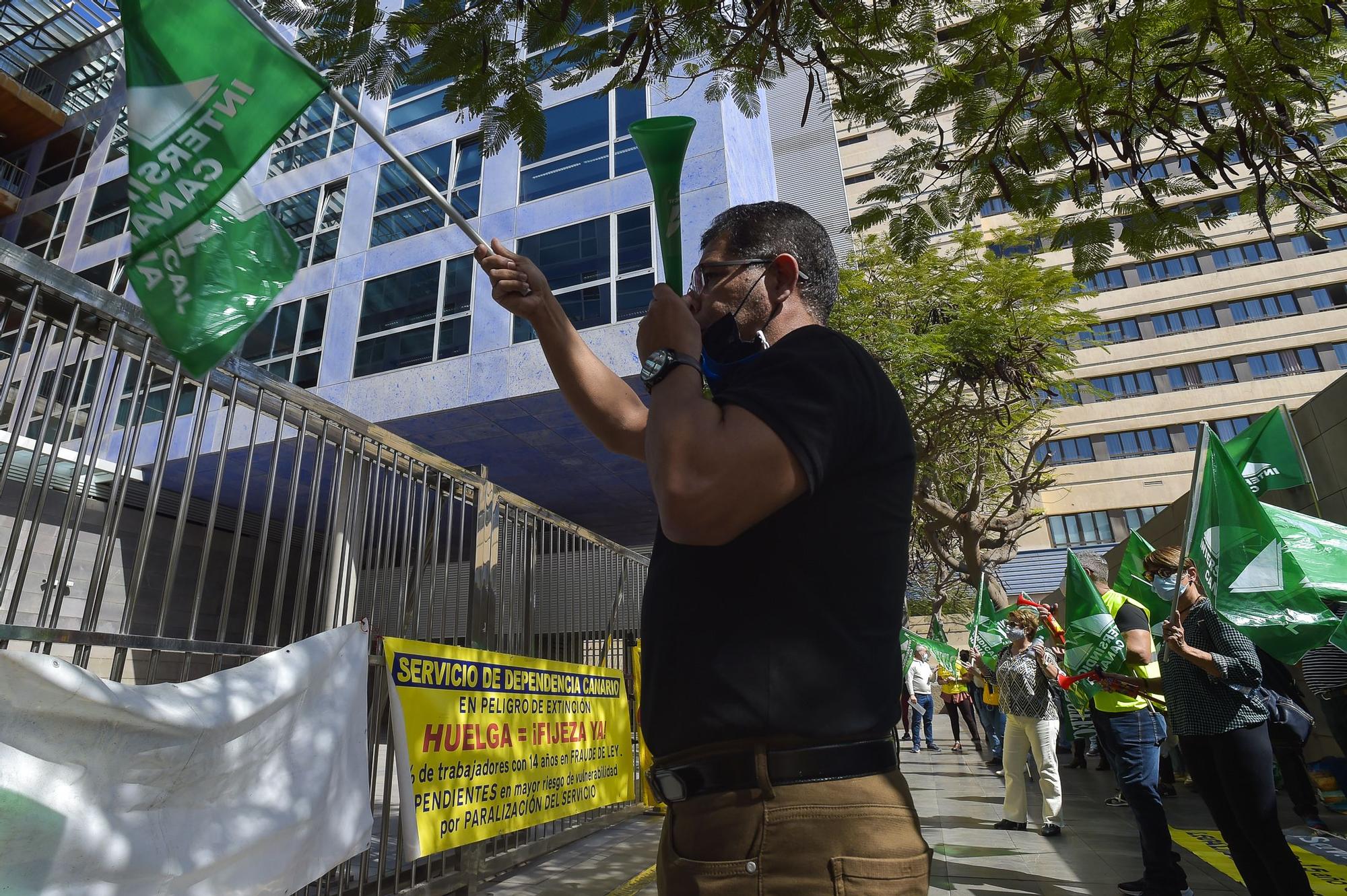 Protesta de interinos frente a Usos Múltiples II