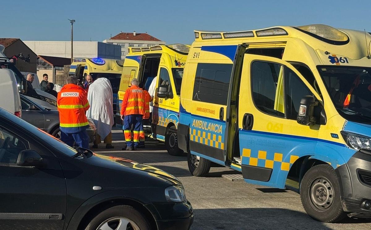 Personal sanitario atendiendo a los náufragos en el puerto de Porto do Son.