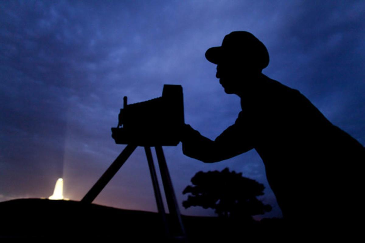 Vista del monument nacional en honor als germans Wright i l’estàtua de John Daniels, que va fer la famosa fotografia del primer vol dels germans Wright a Outer Banks , Carolina del Nord (EUA).