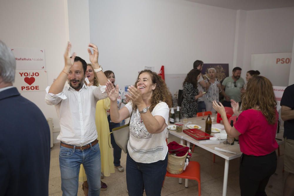 Los socialistas celebran la decisión de la Junta Electoral que les da la victoria en Vila.