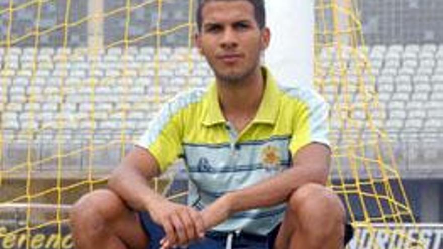 Jonathan Viera posa en una portería del estadio de Gran Canaria. i J. C. GUERRA