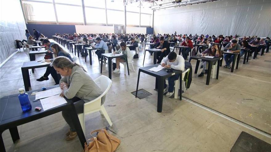 La mitad de los solicitantes de la bolsa de administrativos de Badajoz realiza el examen