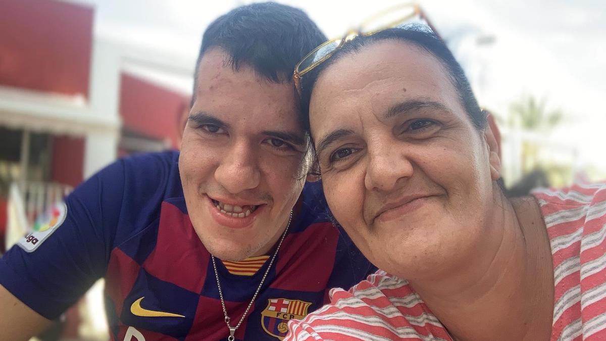 Carmen Espinosa, junto a su hijo Toni, en una imagen cedida por la familia.