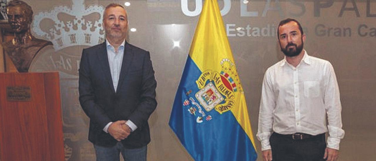 Ramírez, presidente de la UD, junto al catedrático José Luis Felipe, el pasado viernes, en el palco del Gran Canaria.  | | LP / DLP