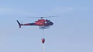 Bombers de Mallorca estrenan su helicóptero 'Milana' en un incendio agrícola cerca de casas en Manacor