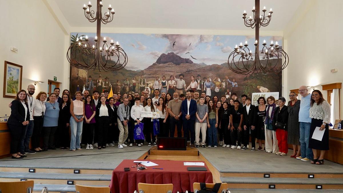 Foto de familia de la final de la liga de debates en las Casas Consistoriales de Santa Lucía.