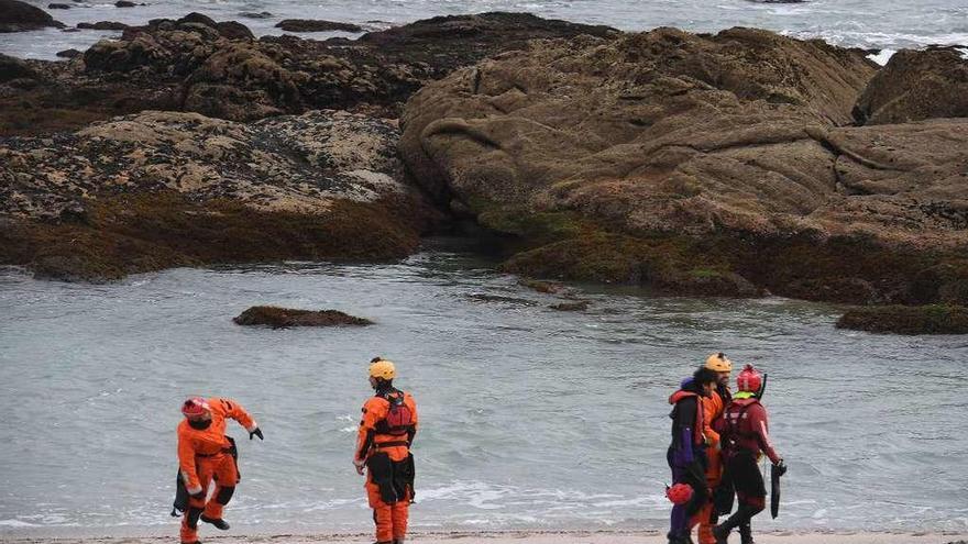 Equipos de la Cruz Roja y Bomberos rastrean la playa de Riazor en busca de la joven Andrea. // V. Echave