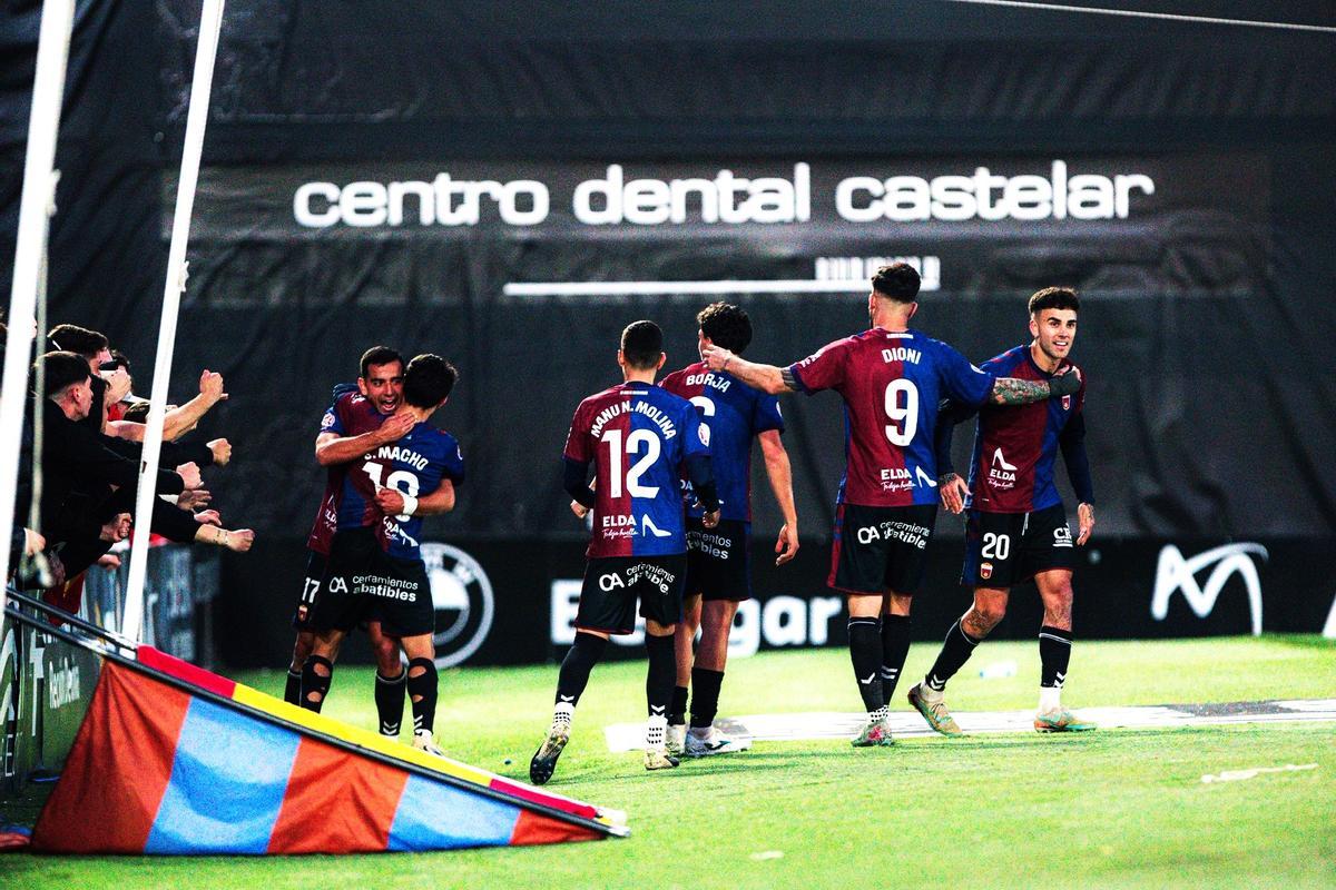 Los jugadores del Eldense celebran uno de los goles marcados esta temporada.