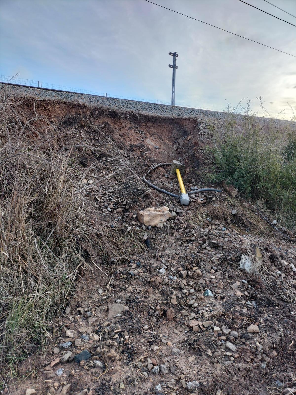 L'Ajuntament de Calaf ha notificat a ADIF una esllavissada sota el fern de les vies