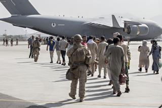 Más de 10.000 personas esperan en el aeropuerto de Kabul a ser evacuadas