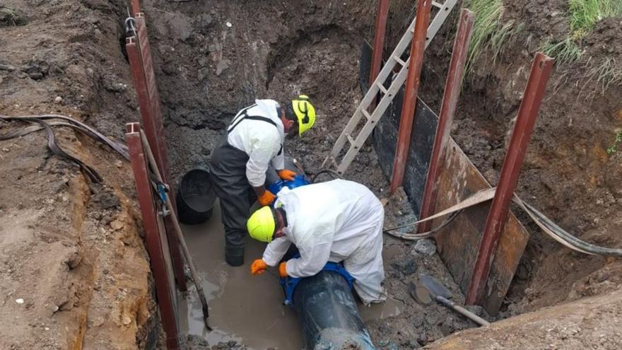 Un momento de la reparación de la tubería de O Grove. | FdV