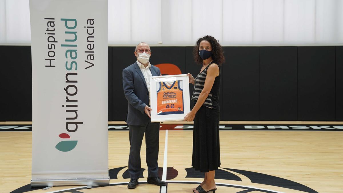 Mercedes Añón, directora de negocio del Valencia Basket y Ximo Montenegro, gerente de Quirónsalud Valencia en las pistas de l&#039;Alqueria del Basket.