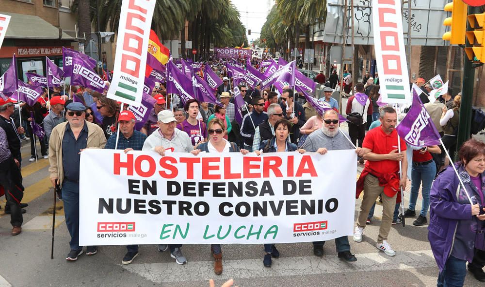 Miles de personas participan en la marcha convocada por los sindicatos para este martes, Día Internacional del Trabajo
