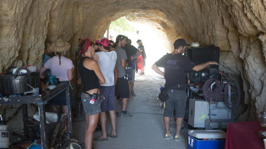 El director mexicano Emmanuel Lubezki (izquierda) y su equipo trabajan en el rodaje de Absolut Vodka en Caravaca.