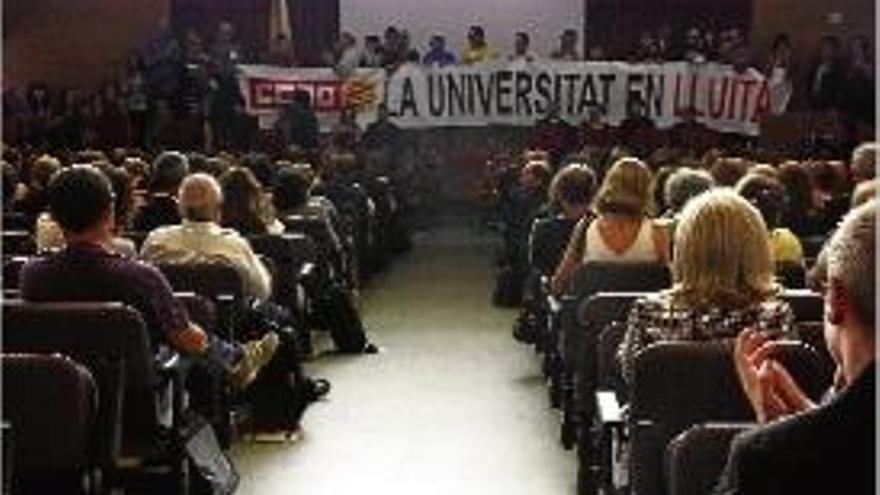 Protesta de CCOO durant l&#039;acte inaugural, ahir a la URV de Tarragona.