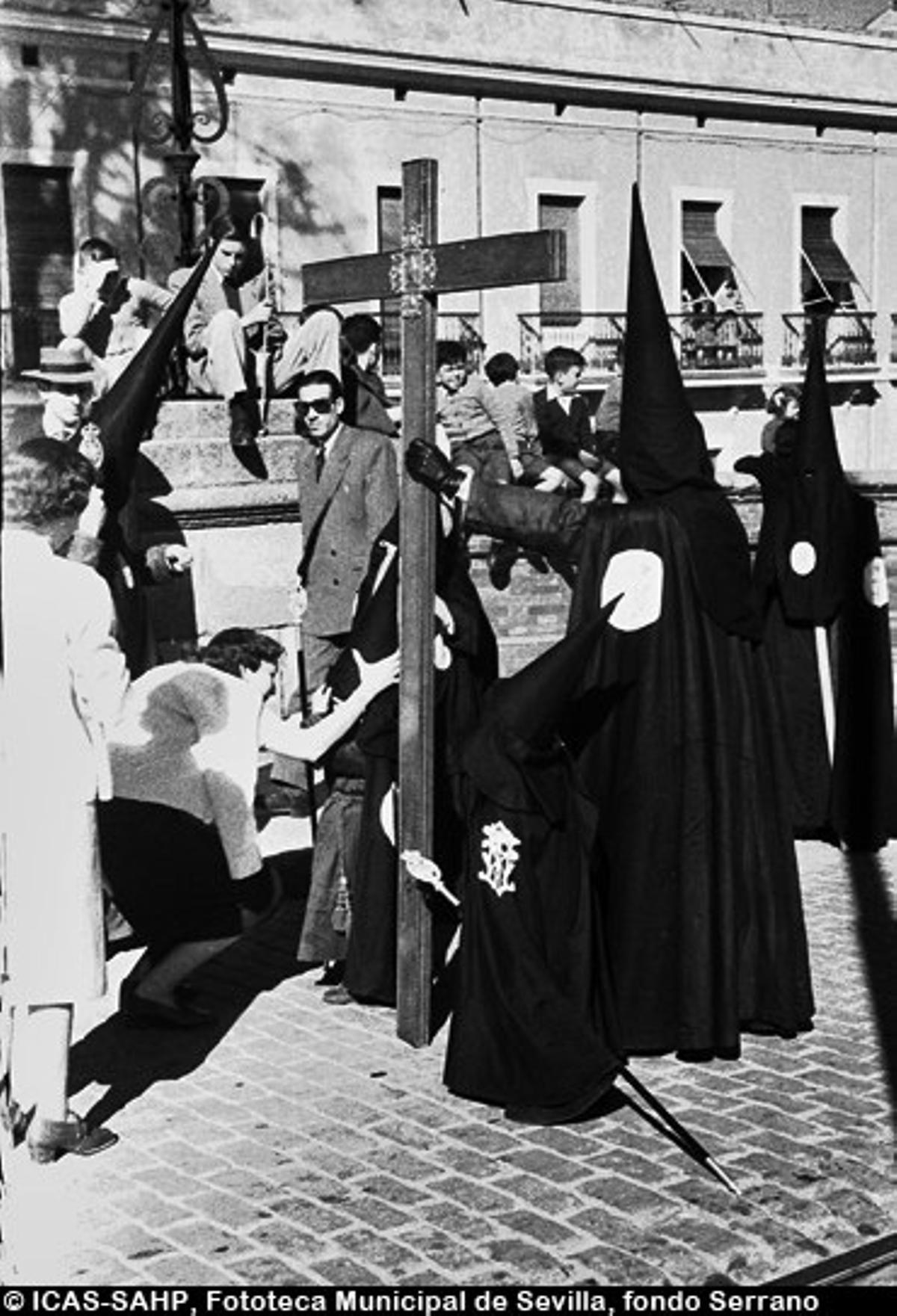 Cruz de Guía de la Hermandad de San Bernardo en el puente del mismo nombre. Ajuste de capirote. 1952 Cruz de Guía de la Hermandad de San Bernardo en el puente del mismo nombre. Ajuste de capirote. 1952