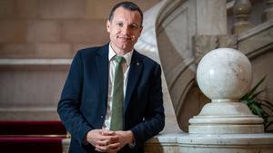 El conseller de Agricultura i Alimentació, Òscar Ordeig, en las escalinatas del Parlament de Catalunya, en febrero pasado.