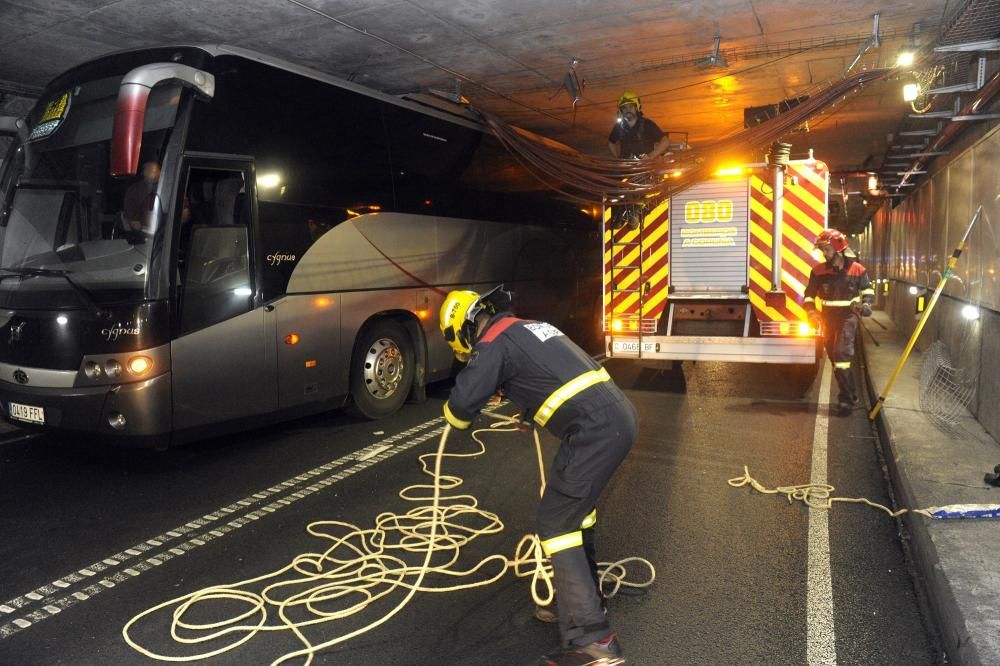 Un autobús escolar, atrapado en el túnel de María