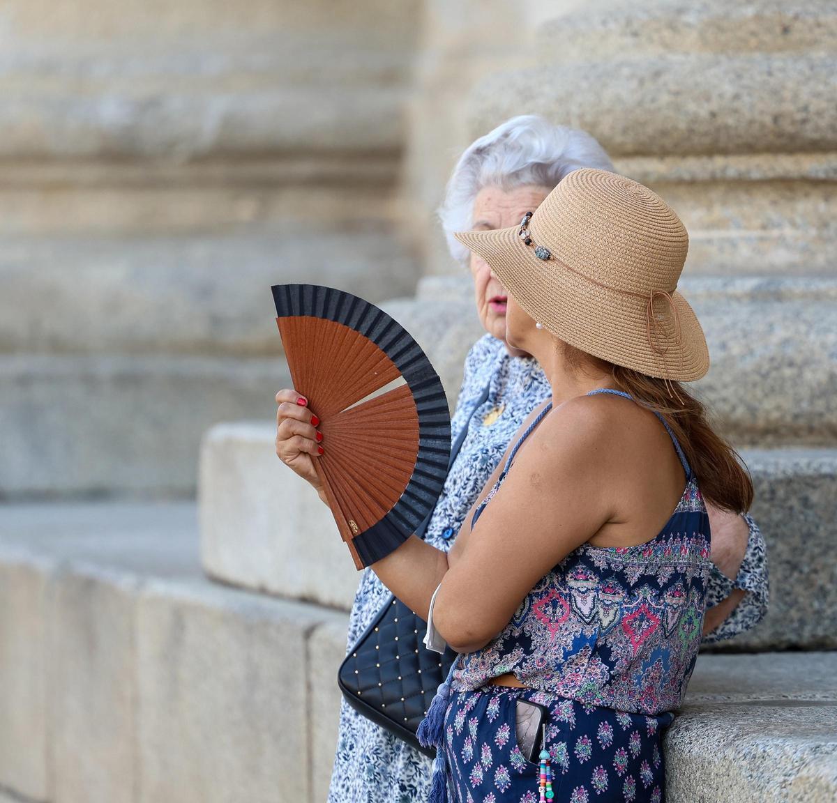 Dos mujeres charlan en la calle en plena ola de calor, en una imagen de recurso.