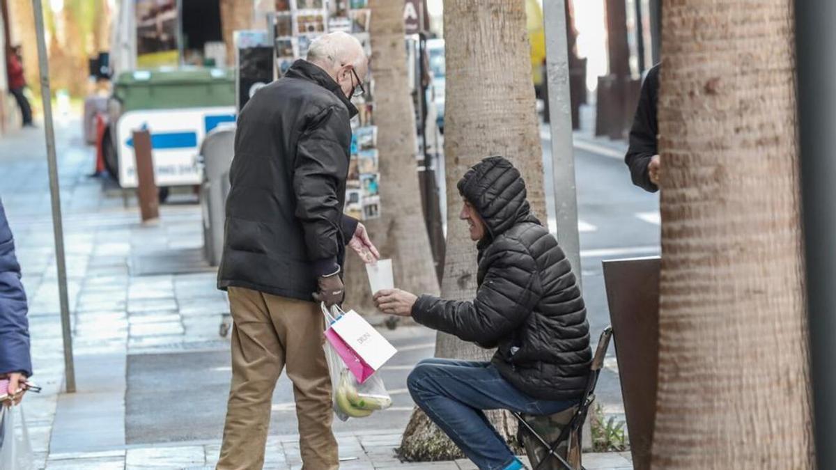 Imagen: Una persona pide en el acceso a un supermercado del centro de Torrevieja/Vídeo sede principal del área de Servicios Sociales del Ayuntamiento de Torrevieja