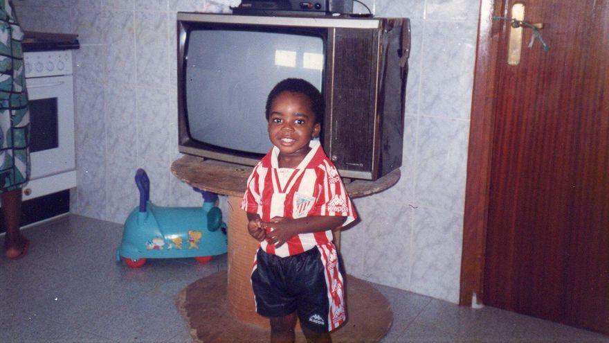 Iñaki Williams, con su primera camiseta rojiblanca.